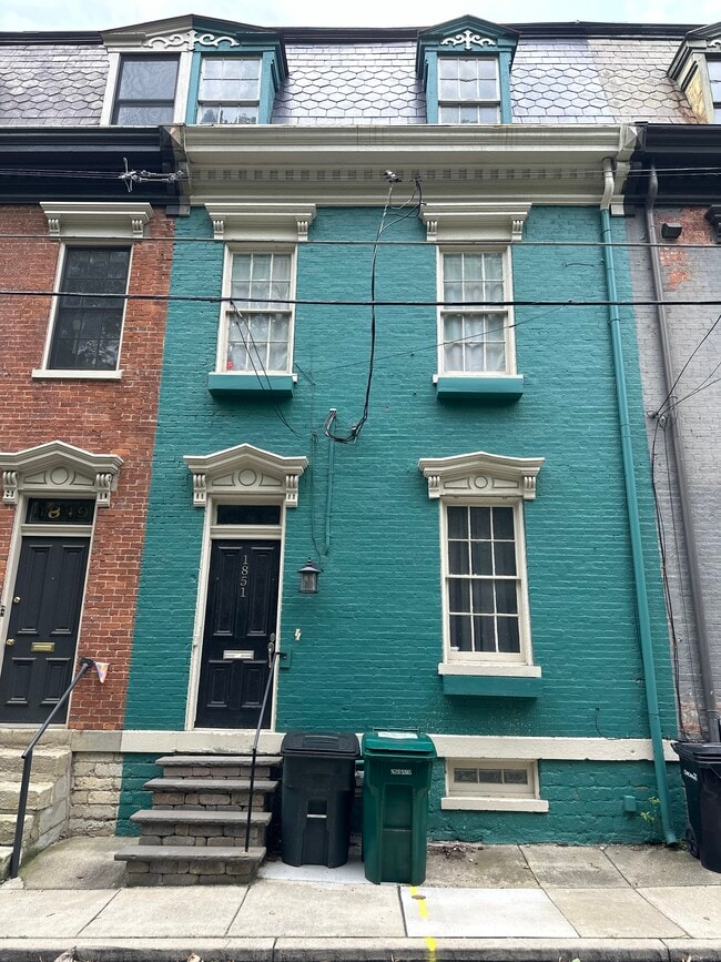 1851 Walker St, Unit 1 in Cincinnati, OH - Foto de edificio - Building Photo