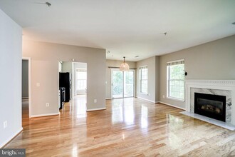 5982 Founders Hill Ct, Unit 202 in Alexandria, VA - Building Photo - Building Photo
