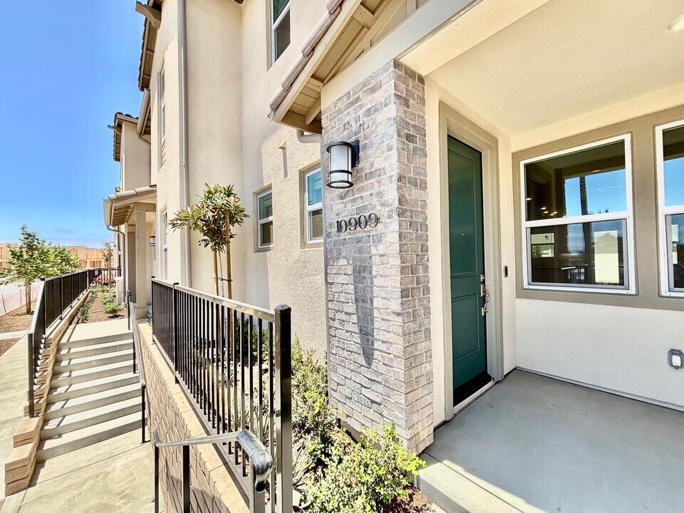 10909 Citrus Dr in Ventura, CA - Building Photo