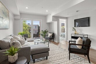 321 W Broadway in Boston, MA - Building Photo - Building Photo