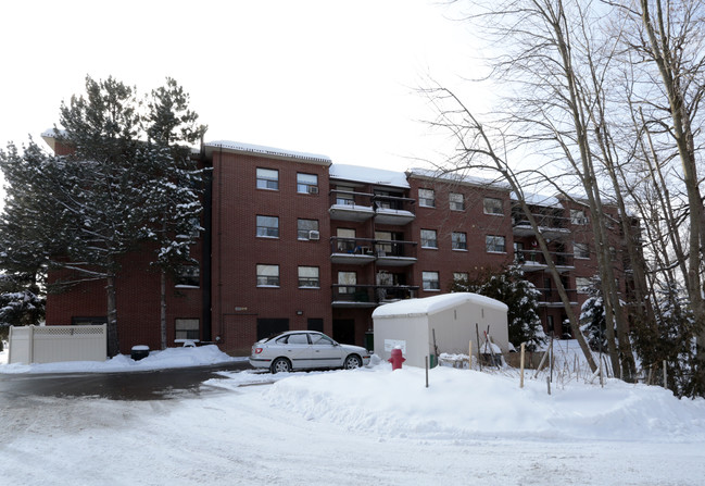 Woodland Terrace in Waterloo, ON - Building Photo - Building Photo