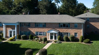 Berdan Court in Wayne, NJ - Building Photo