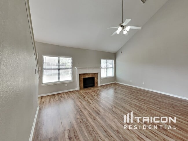 963 Oak Lynn Dr in Willis, TX - Building Photo - Building Photo