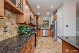 1503 Blossom Cir in Dayton, NJ - Foto de edificio - Building Photo