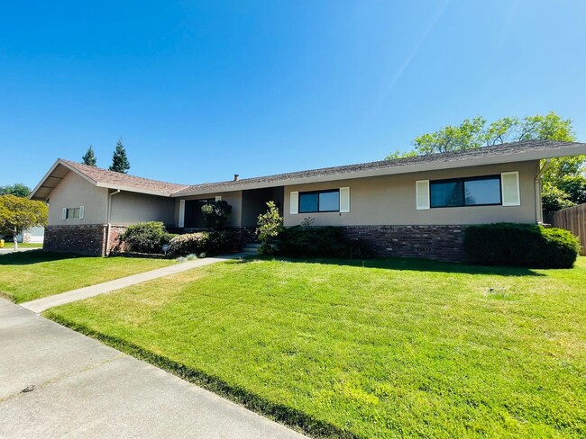property at 3724 Hillcrest Ln