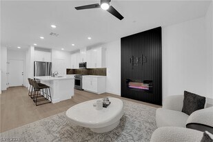 600 N Carriage Hill Dr in Las Vegas, NV - Building Photo