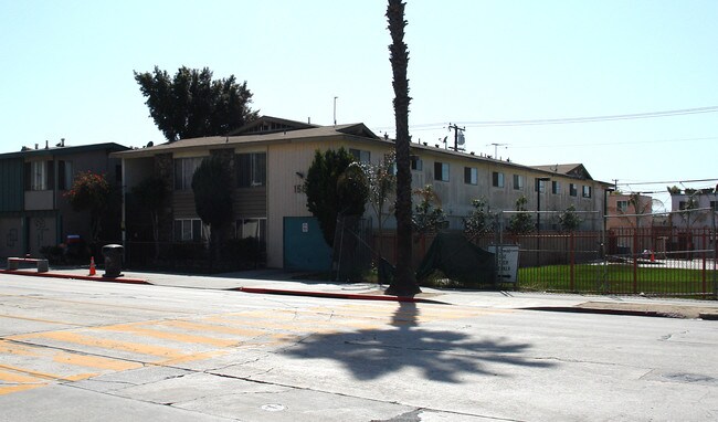 1585 Pacific Ave in Long Beach, CA - Foto de edificio - Building Photo