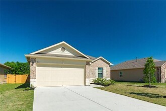 216 Hess Dr in Kyle, TX - Building Photo - Building Photo