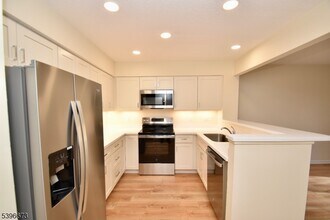 15 Stonehouse Ct in Jefferson, NJ - Building Photo - Building Photo