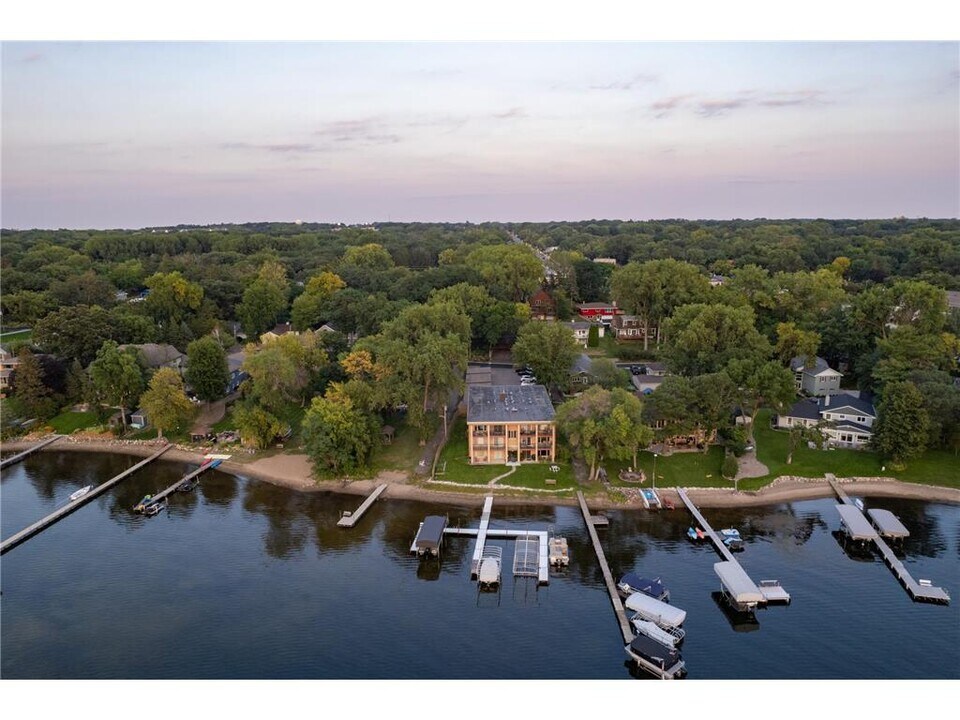 101 Wildwood Beach Rd, Unit 11 in Mahtomedi, MN - Building Photo