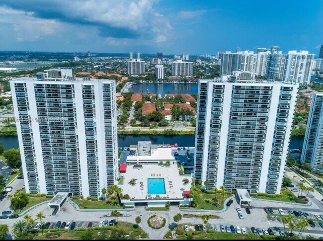3675 N Country Club Dr, Unit 5 in Aventura, FL - Building Photo - Building Photo