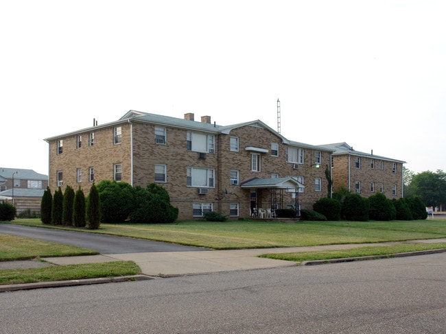 3825 W Tuscarawas St in Canton, OH - Foto de edificio - Building Photo