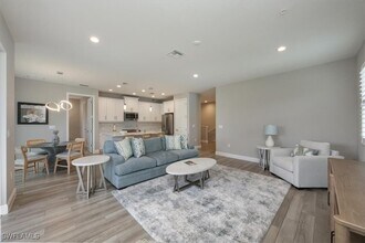 2560 Seychelles Dr in Naples, FL - Building Photo - Building Photo