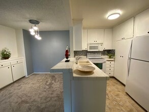 355 S Los Robles Ave, Unit 144 in Pasadena, CA - Building Photo - Building Photo