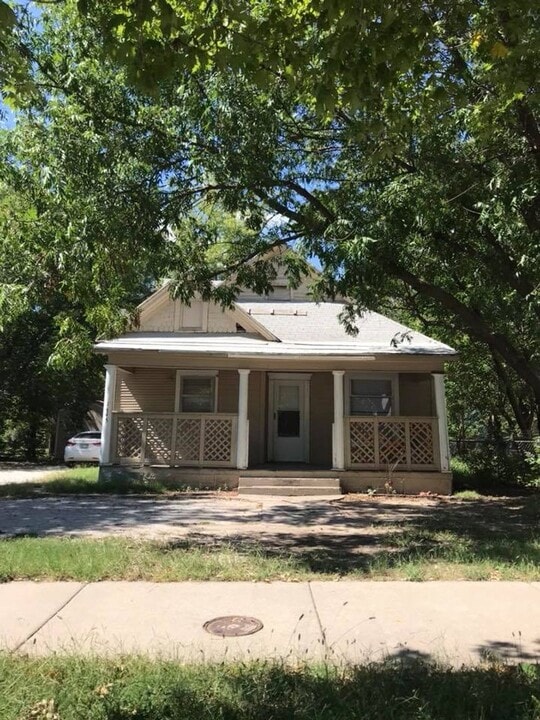 1445 S Hydraulic Ave in Wichita, KS - Building Photo