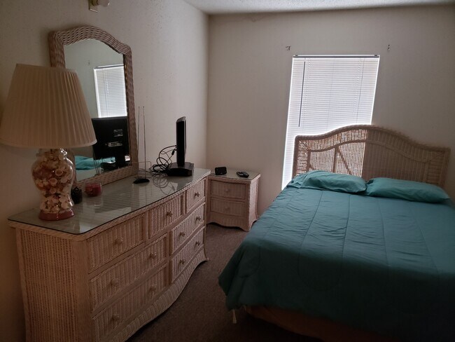 8911 Blind Pass Rd, Unit Furnished in St Pete Beach, FL - Foto de edificio - Building Photo