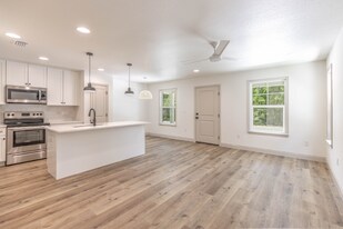 102 Lois Pl in Niceville, FL - Building Photo