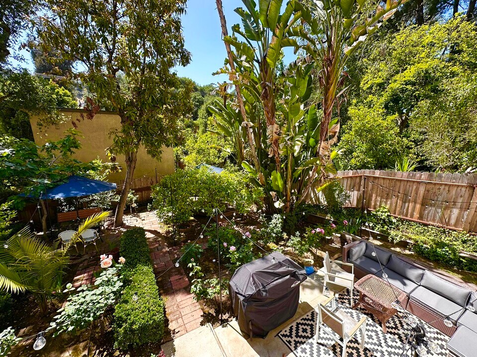 4447 Saltillo St in Los Angeles, CA - Building Photo