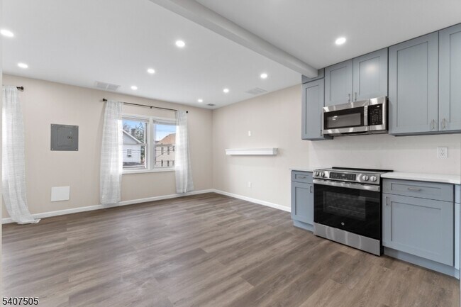 80 E Emerson Ave in Rahway, NJ - Building Photo - Building Photo