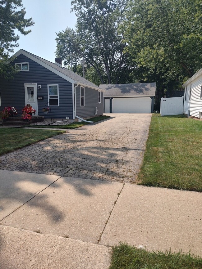 property at 1709 N Helen St