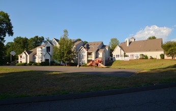 Griswold Hills in Newington, CT - Foto de edificio - Building Photo