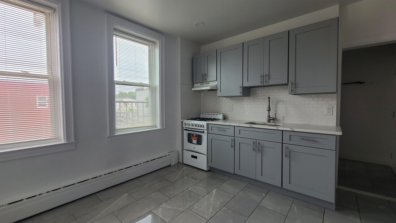 297 Griffith St in Jersey City, NJ - Building Photo