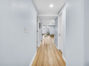 2112 N Sawyer Ave in Chicago, IL - Foto de edificio - Building Photo