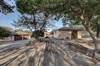 115 Chaparral Pl W in Ingram, TX - Building Photo - Building Photo
