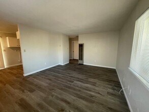 10230 S White Rock Rd in Rancho Cordova, CA - Foto de edificio - Building Photo