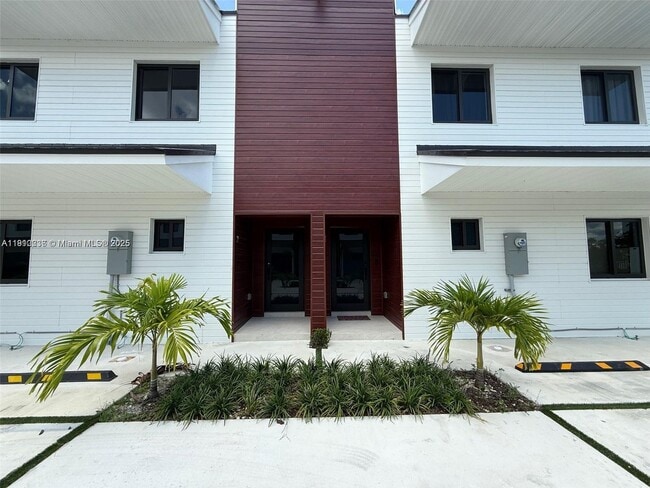 936 NW 10th St in Florida City, FL - Building Photo - Building Photo