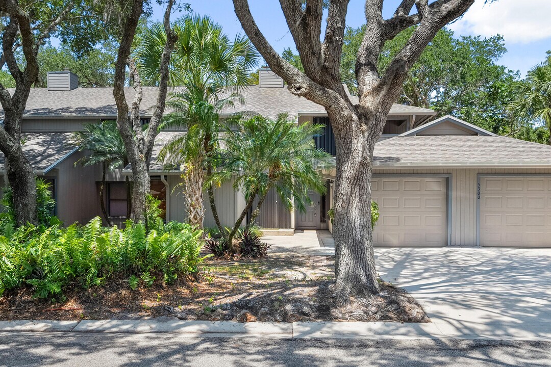 5300 SE Schooner Oaks Way in Stuart, FL - Foto de edificio