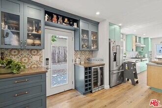 11038 Blix St in Los Angeles, CA - Building Photo - Building Photo