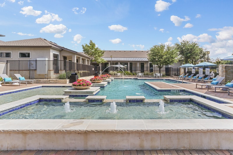 Residences at the Collection in Carrollton, TX - Foto de edificio