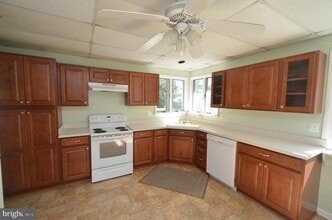 6049 Parkers Creek Dr in Deale, MD - Building Photo - Building Photo