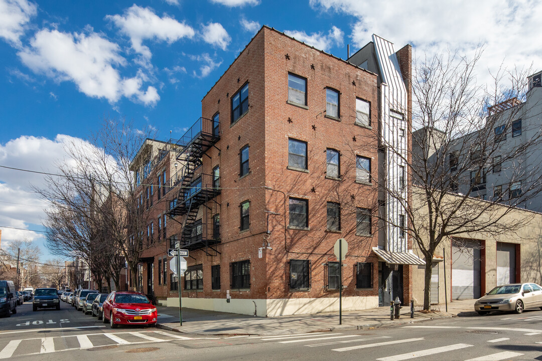 364 Manhattan Ave in Brooklyn, NY - Building Photo