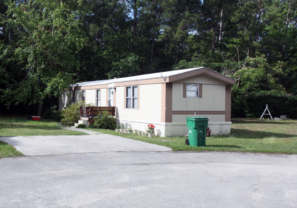 Sand Wind Mobile Home Park in Wilmington, NC - Building Photo