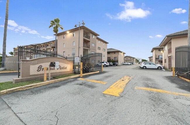 8851 NW 119th St in Hialeah, FL - Building Photo - Building Photo