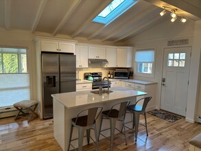 6 Courtland Dr in Narragansett, RI - Foto de edificio - Building Photo