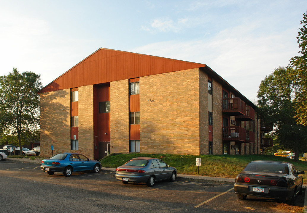 Royal Oaks Apartments in St Francis, MN - Building Photo