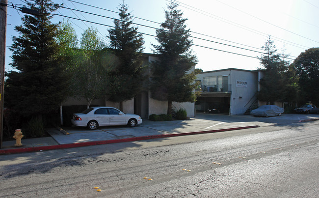 Knights Inn Apartments in San Mateo, CA - Building Photo - Building Photo