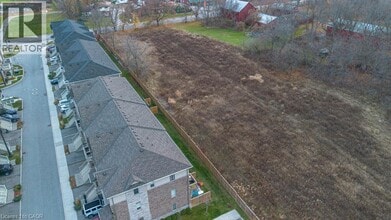 33 Barley Ln in Hamilton, ON - Building Photo - Building Photo