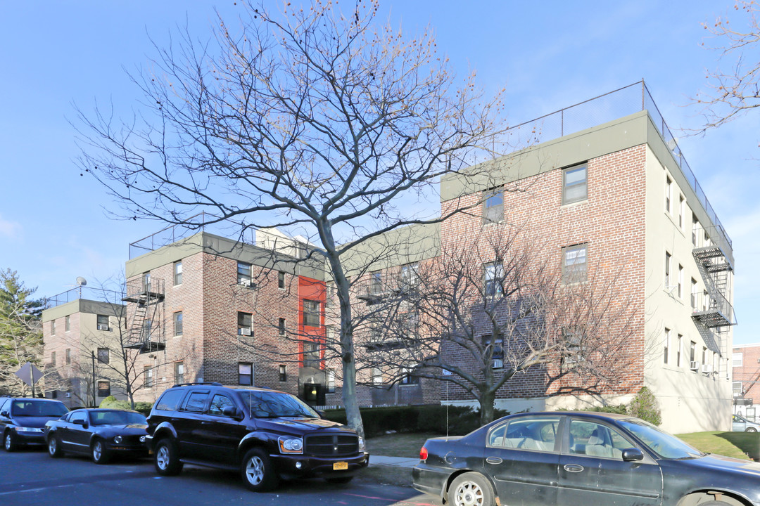 2012 24th St in Long Island City, NY - Building Photo