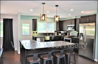 4279 Lakeshore Rd in Kelowna, BC - Building Photo - Building Photo