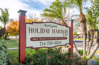 Holiday Harbor I Apartments in Anaheim, CA - Building Photo - Building Photo