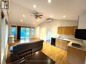 1339 Pinegrove Rd in Oakville, ON - Building Photo - Building Photo