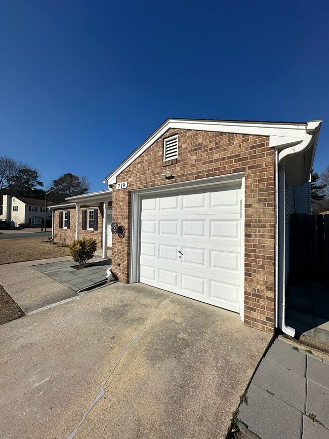 719 Pilot House Dr in Newport News, VA - Building Photo - Building Photo