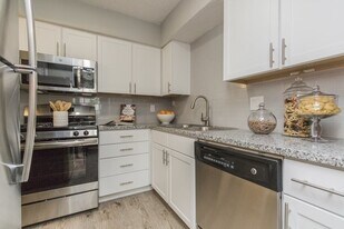 9082 Westview Dr in Houston, TX - Building Photo