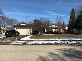 2372 Crescent Ln S in Aurora, IL - Building Photo