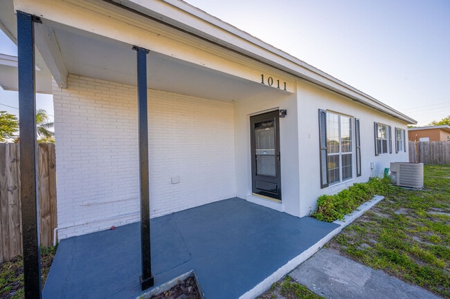 1011 Bianca Dr NE in Palm Bay, FL - Building Photo - Building Photo
