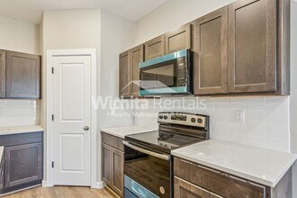 614 Briarbrook in Wichita, KS - Foto de edificio - Building Photo